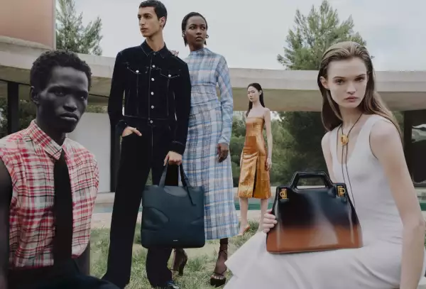 Ferragamo, cinco modelos posan luciendo prendas de la colección Pre-Fall 2023