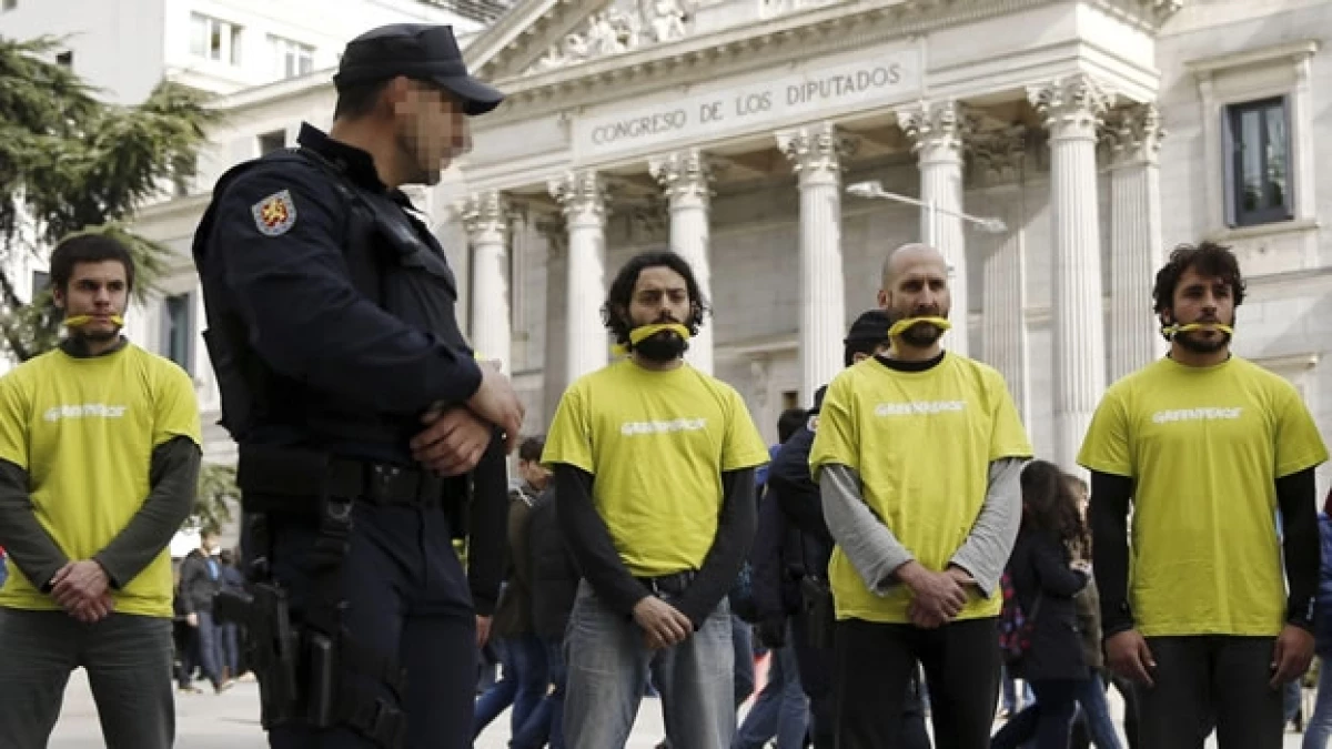 Activistas de Greenpeace protestan afuera del Congreso de los Diputados de España en marzo pasado, por la Ley de Seguridad Ciudadan