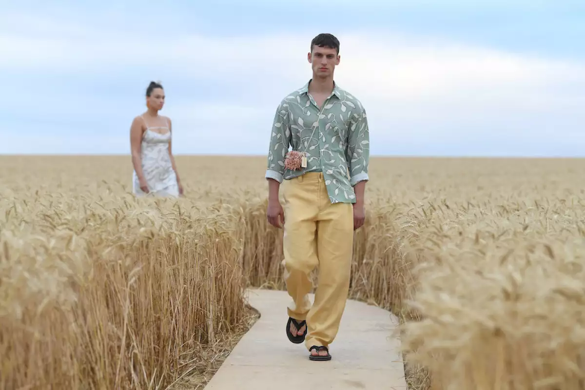 Desfile de Jacquemus en un campo de trigo para su colección primavera -verano 2021.