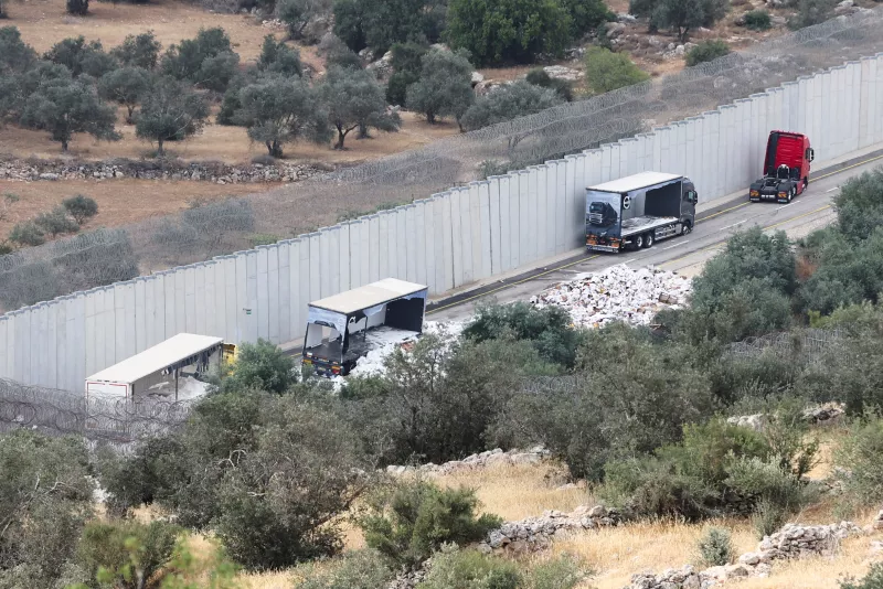 Una vista de camiones que transportaban ayuda a Gaza que fueron detenidos después de ser dañados por colonos israelíes cerca de un puesto de control cerca de Hebrón, en la Cisjordania ocupada por Israel, el 14 de mayo de 2024.
