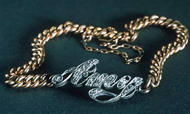 Un brazalete con el nombre Amy, que fue recuperado del lugar del hundimiento del Titanic. (Foto: AP)