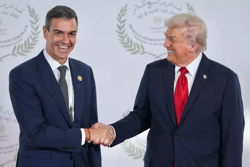 El presidente Donald Trump saluda al primer ministro de España, Pedro Sánchez, durante la cumbre para apoyar el fin de la guerra entre Israel y Hamas de más de dos años en Gaza después de un acuerdo de alto el fuego, el lunes 13 de octubre de 2025, en Sharm El Sheikh, Egipto