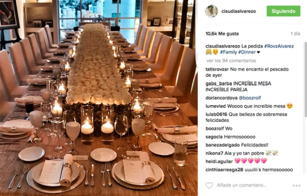 La mesa de la cena fue espectacular, en el centro estaba lleno de rosas blancas.