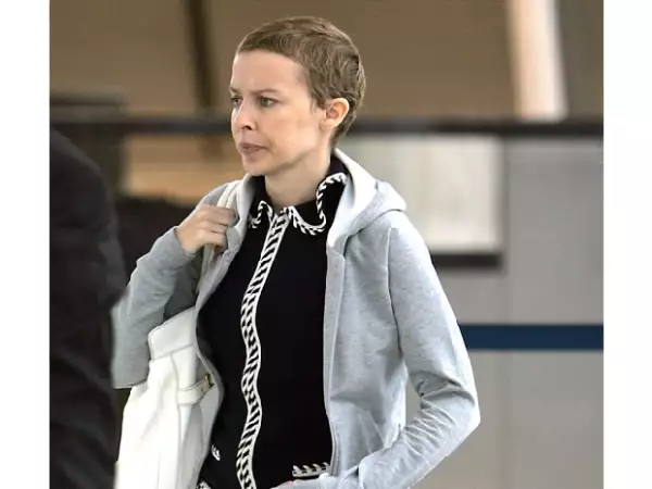 La cantante llegando a Paris para seguir con su tratamiento.