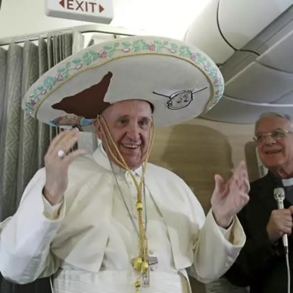 En el vuelo de Italia a Cuba, el papa conversó con los pasajeros y medios, para los que posó con un sombrero de charro.