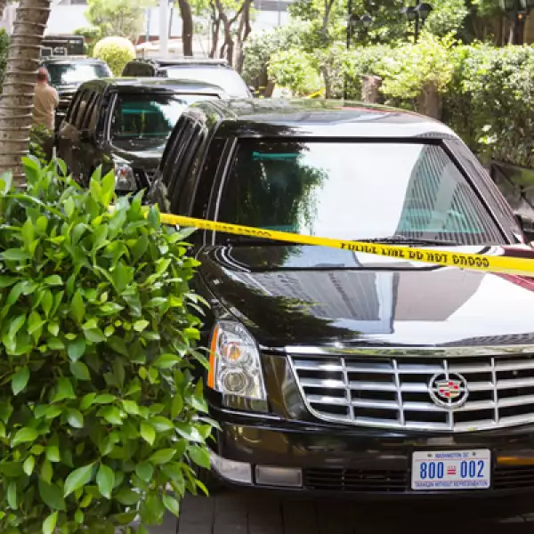 La Bestia, como se conoce al auto blindado donde viaja Obama, es capaz de resistir el impacto directo de bombas, granadas y disparos de francotiradores con puertas de 20 centímetros de grosor.