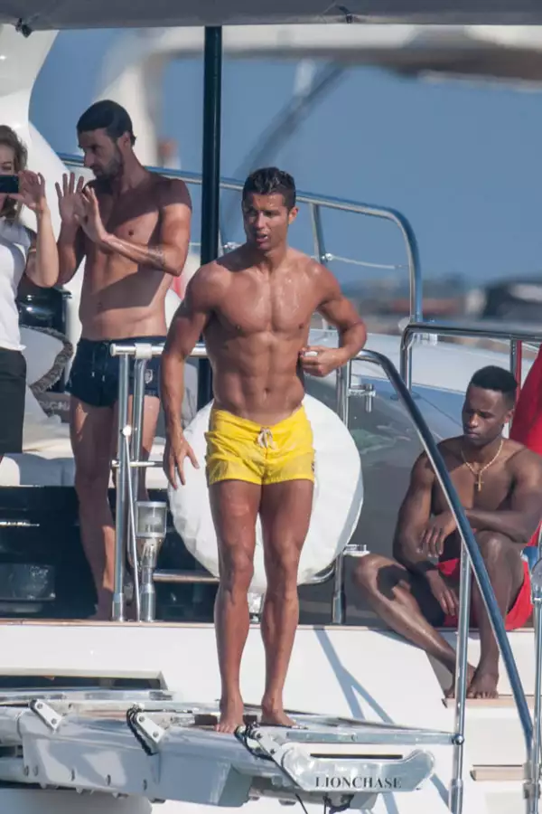 Con visera y mini shorts entallados, Cristiano dejó ver sus bronceados flat abs.