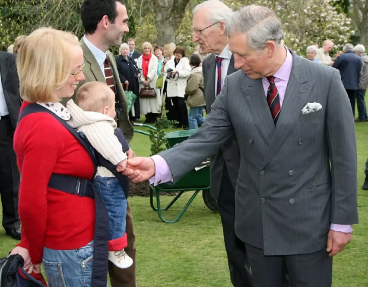 El príncipe Carlos confesó sentirse muy emocionado por ser abuelo por primera vez.