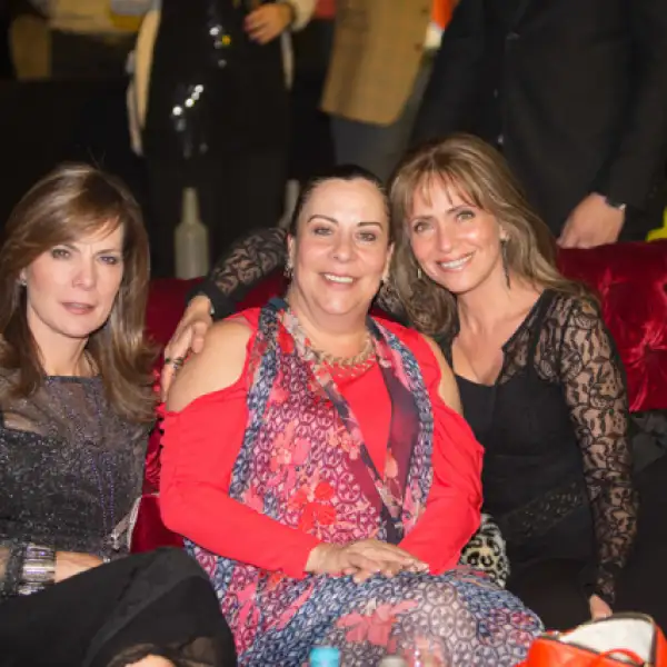 Adriana y Laura Rodriguez con Mayra Ruíz