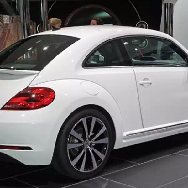 Entre los principales cambios se aprecian un paragolpes diferente que incluye apliques cromados, entradas independientes de aire y paneles laterales junto a los espejos del color de la carrocería.