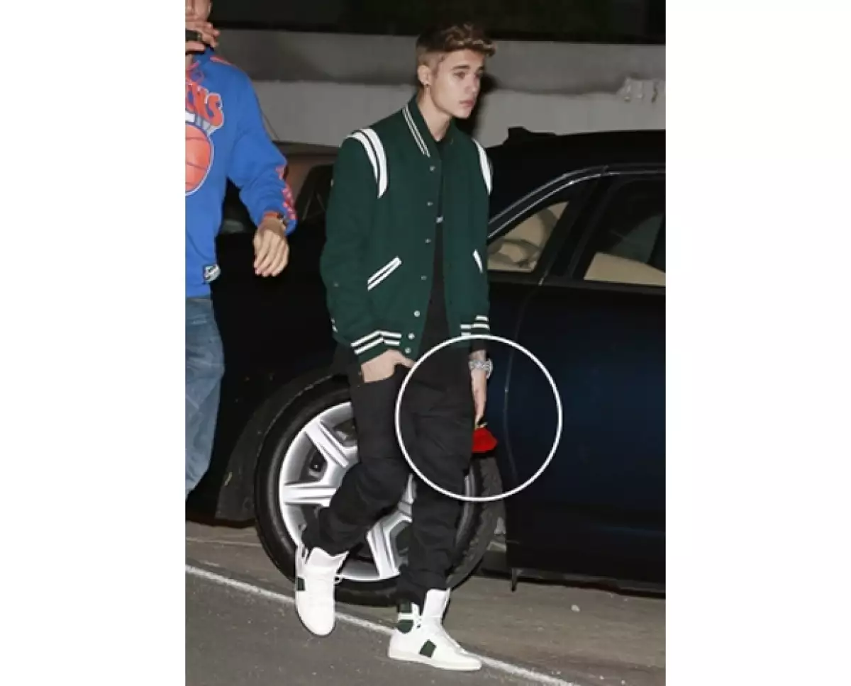 A bordo de un llamativo Ferrari azul, Justin llevó a cenar a Ashley Moore a un exclusivo restaurante francés en Beverly Hills, California el pasado martes.
