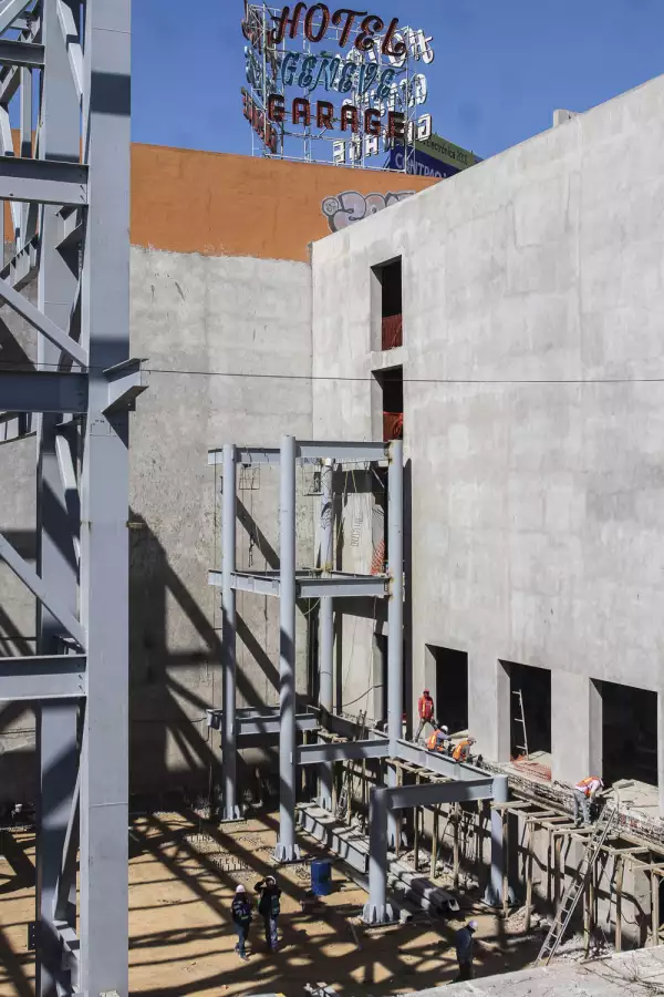 MÉXICO, D.F., 21ENERO206.- El Antiguo Cine Cosmos  de Tlaxpana, en la delegación Miguel Hidalgo, que estaba planeado para convertirse en un centro de enseñanza de artes circenses de la compañía Cirque Du Soleil reanudó los trabajos de remodelación.