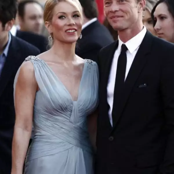 En abril de 2010, la actriz Christina Applegate, de 38 años, dio a conocer que se comprometió en matrimonio con el músico, Martyn LeNoble, de 41.