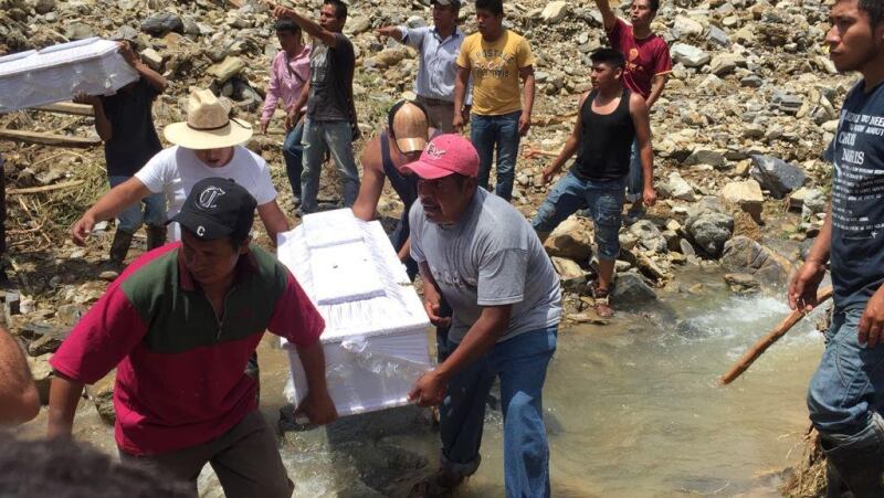 Entierran a sus difuntos