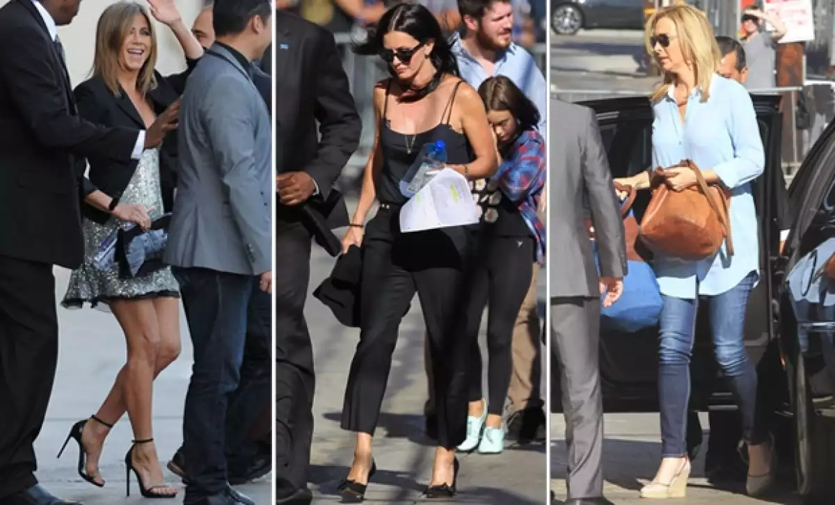 ‘Rachel’, ‘Mónica’ y ‘Phoebe’ se reencontraron ayer por la noche en ‘Jimmy Kimmel Live’ en una cómica recreación del set de la serie.