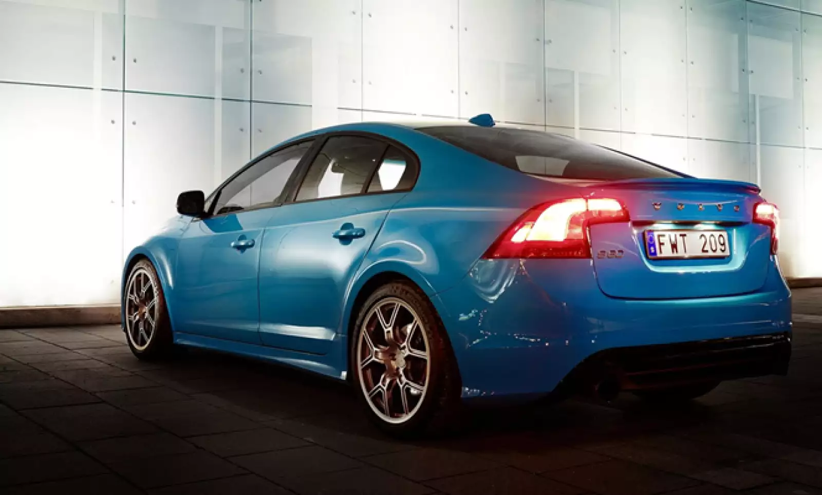 El diseño ha sido rebajado y ensanchado para otorgar mayor estabilidad, ofreciendo aditamentos aerodinámicos como spoiler o alerón.