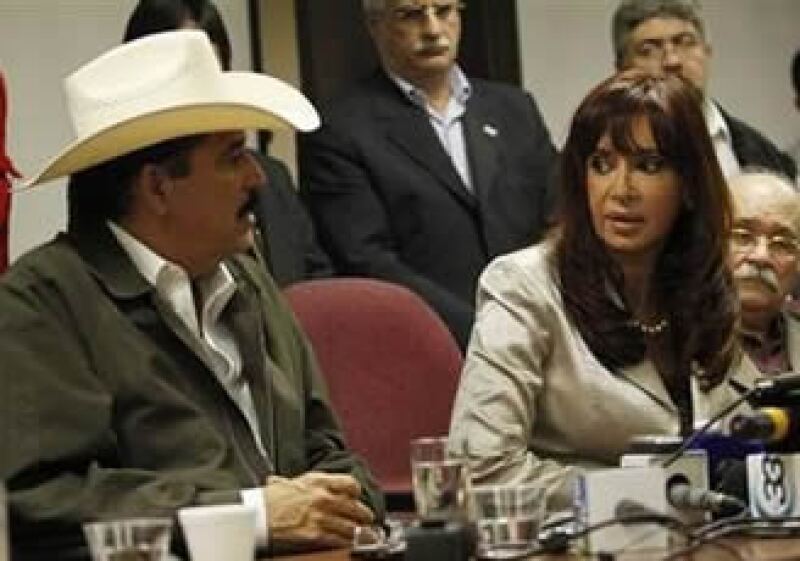 Manuel Zelaya (izq.) fue acompañado por la presidenta argentina, Cristina Fernández, en su fracasada tentativa de volver a Honduras. (Foto: Reuters)