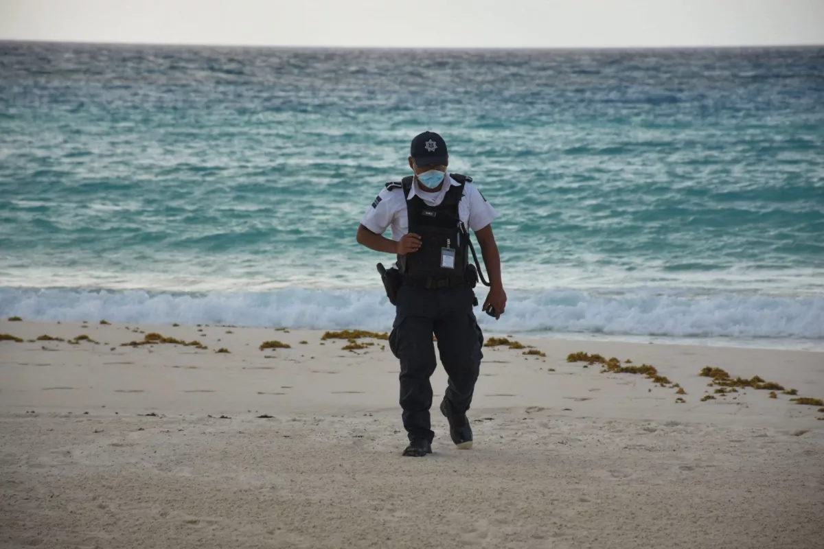 Rondines de la policía municpal por las playas de Cancún