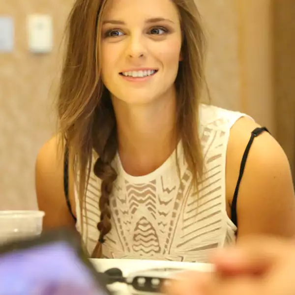 Jordan Hayes nos recuerda de una cierta manera a Kate Mara, pero de una manera fresca y muy sexy. A Jordan la podemos ver en Helix por el canal AXN.