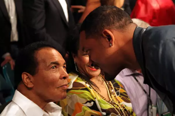 Muhammad Ali y Will Smith platican en Las Vegas previo a la pelea entre Floyd Mayweather Jr. y Shane Mosley en mayo de 2010.