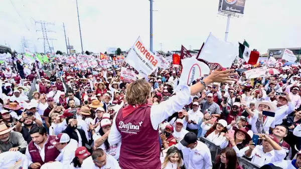 Delfina Gómez durante su cierre de campaña en Toluca, Estado de México.