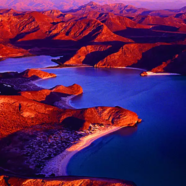 La puesta de sol en la Bahía de Balandra, Baja California Sur combina el brillo de los rayos en las montañas con las sombras de la noche.
