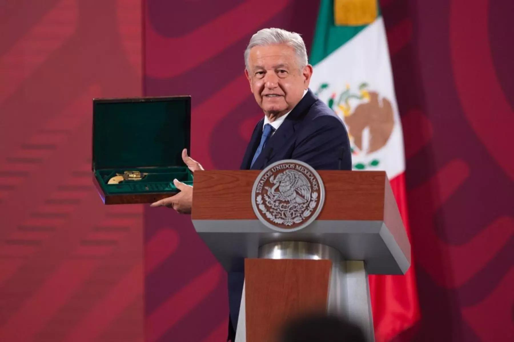 AMLO-pistola-madero-villa.jpeg