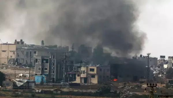 Una foto tomada desde el sur de Israel que bordea la Franja de Gaza el 27 de diciembre de 2023, muestra el humo que se agita después del bombardeo israelí en territorio palestino en medio de las batallas en curso con el grupo militante Hamas.