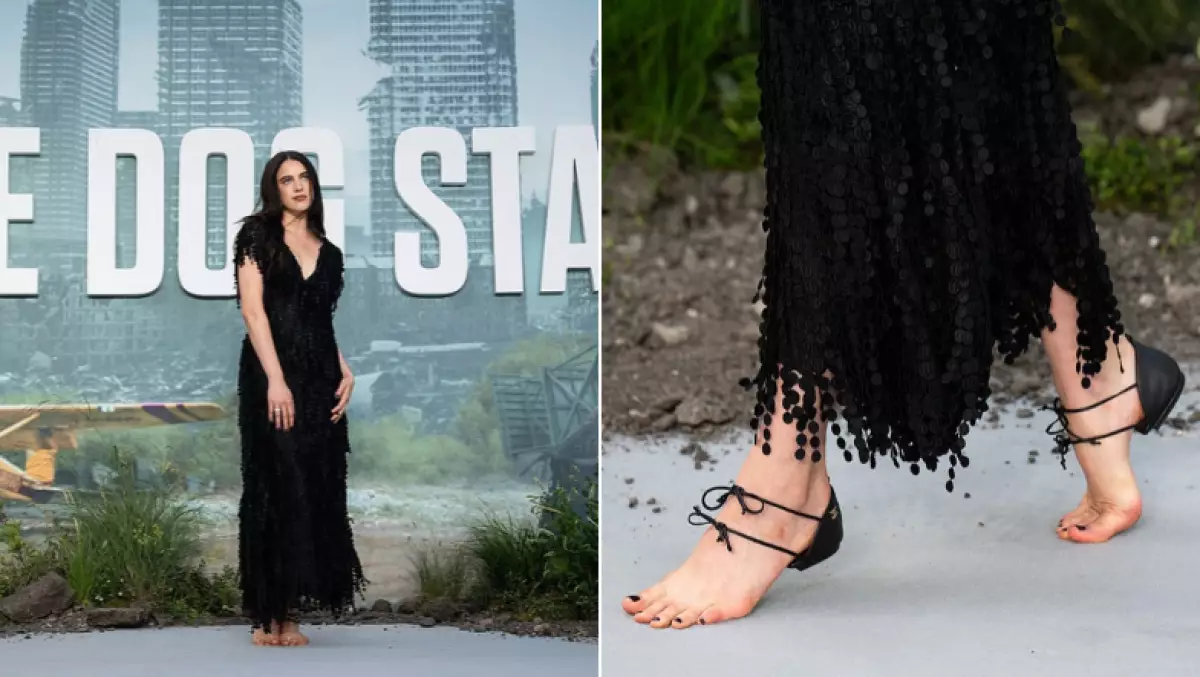 margaret qualley zapatos chanel .png