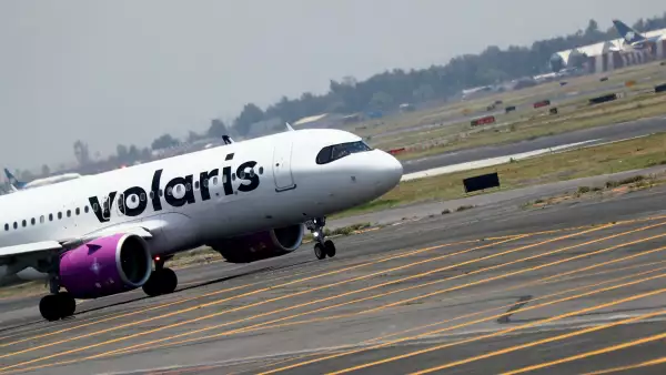 (Avión de Volaris en una posta de aterrizaje del AICM)