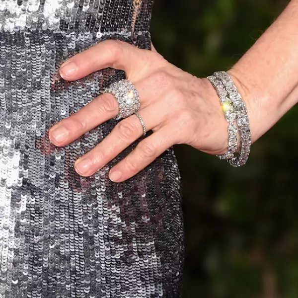 La actriz también optó por un anillo ovalado de diamante de 18 kilates de oro blanco y un anillo con corte tipo asscher de platino, de la colección High Jewelry de Chopard.