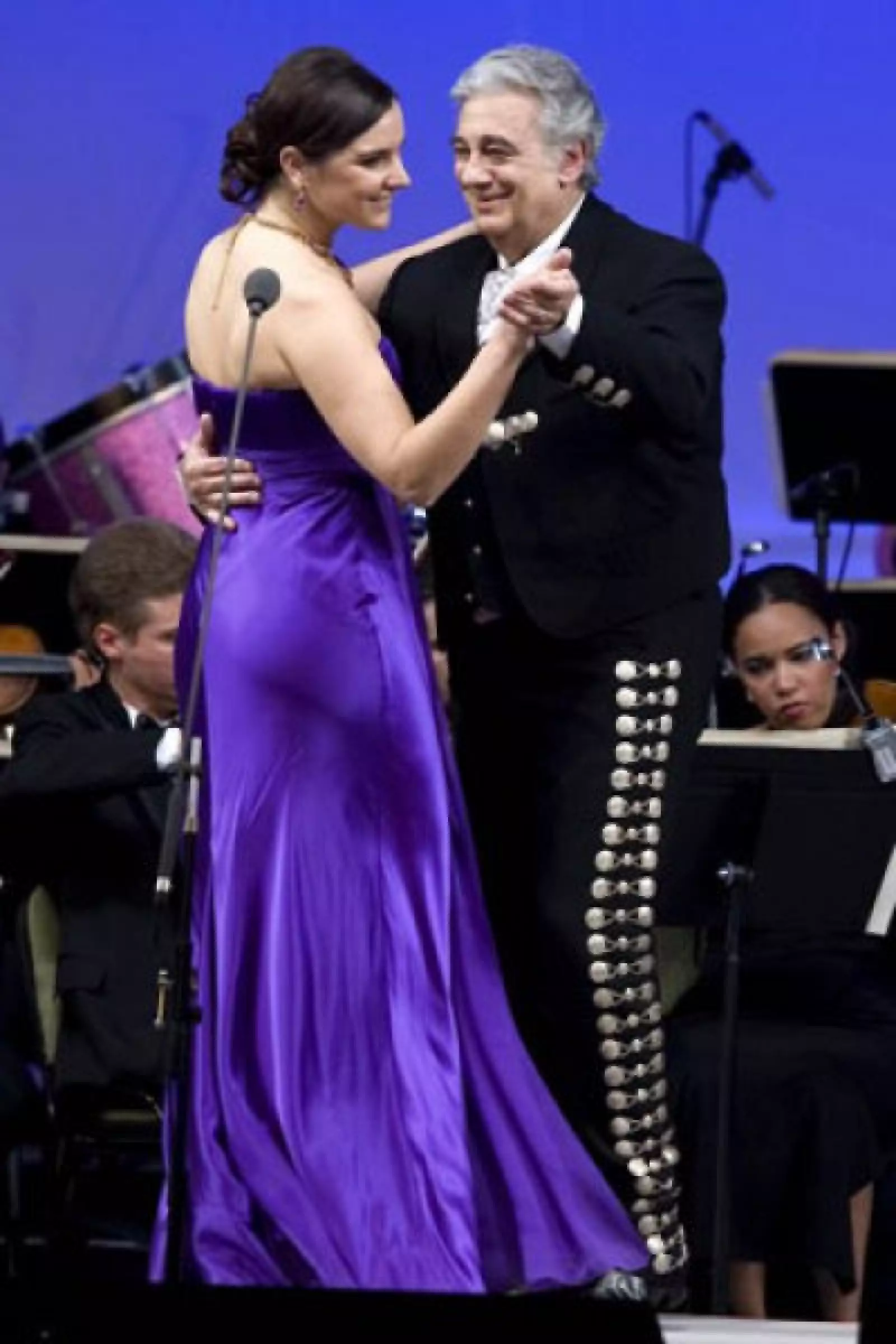 Y no perdió la oportunidad de bailar al son del mariachi y que mejor que hacerlo con la soprano Virginia.