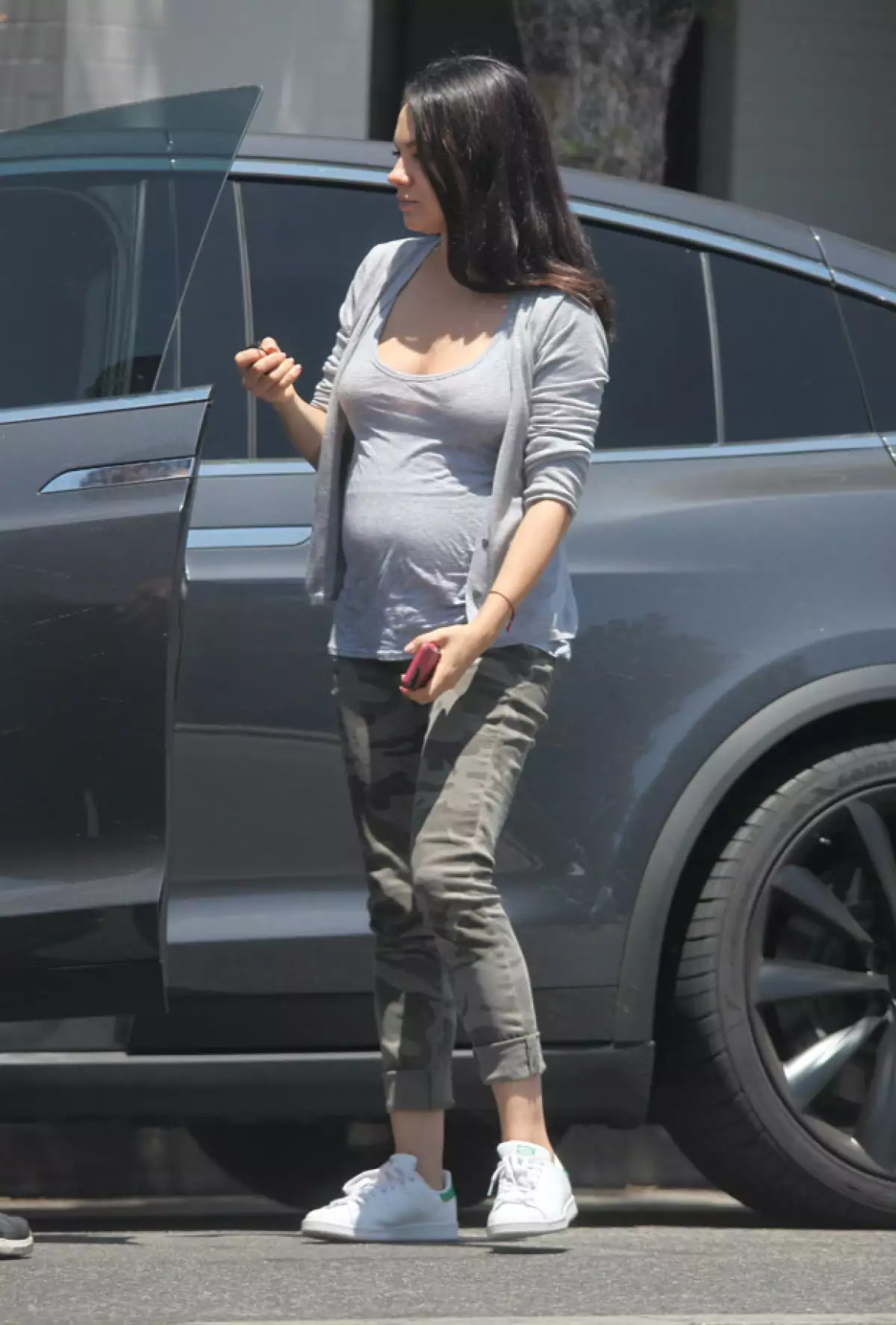 Desde que se supo que la actriz y Ashton esperaban a su segundo bebé, han surgido varias fotos pero estas son las más recientes y su baby bump ya no pasa desapercibido.