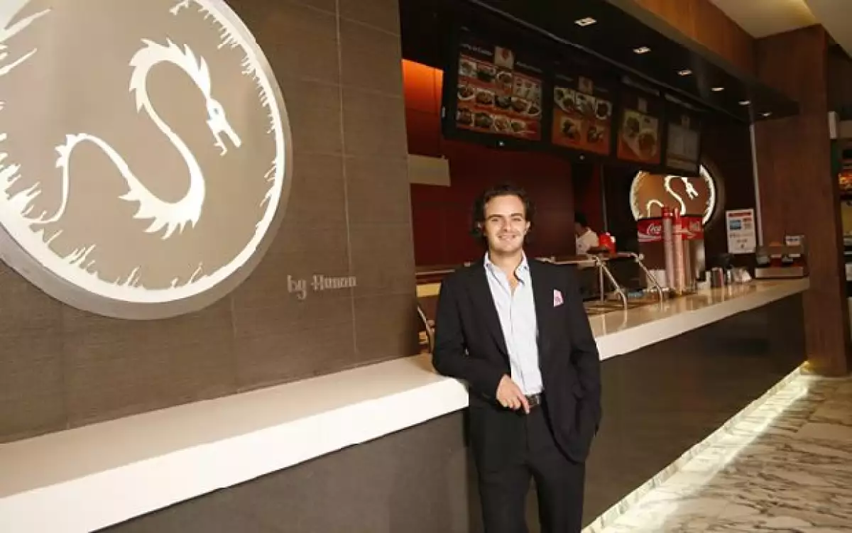 Su Yang se encuentra en el Fast Food de Arcos Bosques.