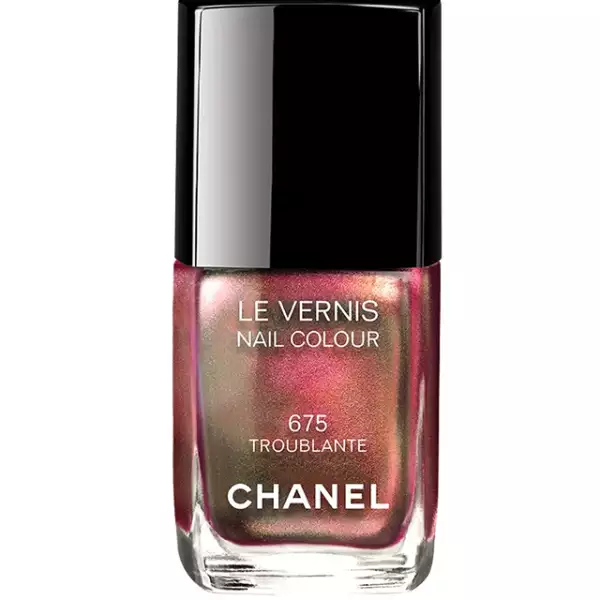 Chanel presenta su colección de Navidad con el esmalte Le Vernis Troublante. Además de lucir espectacular para las fiestas, cubrirá y protegerá tus uñas. El Palacio de Hierro Santa Fe. Precio en punto de venta.
