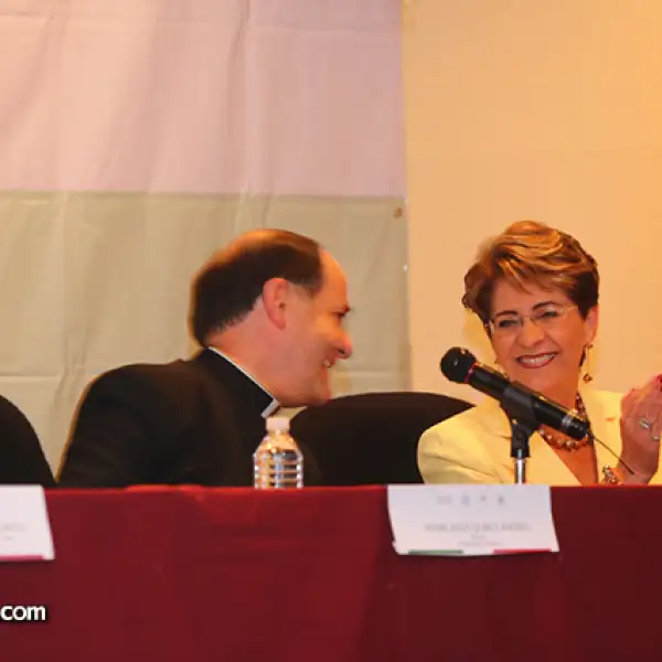 Padre Jesús Quirce y Dra. Mercedes Juan López Secretaria de Salud