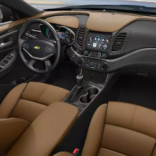 Dentro de las novedades tecnológicas y de conveniencia destacan una pantalla táctil de ocho pulgadas, control de crucero adaptativo, sensor de presencia en punto ciego y 10 bolsas de aire.