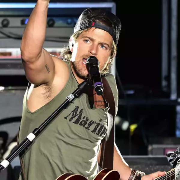 ¿Algo más hot que Kip Moore tocando la guitarra bañado en sudor? También es surfer. Ahí lo tienen.
