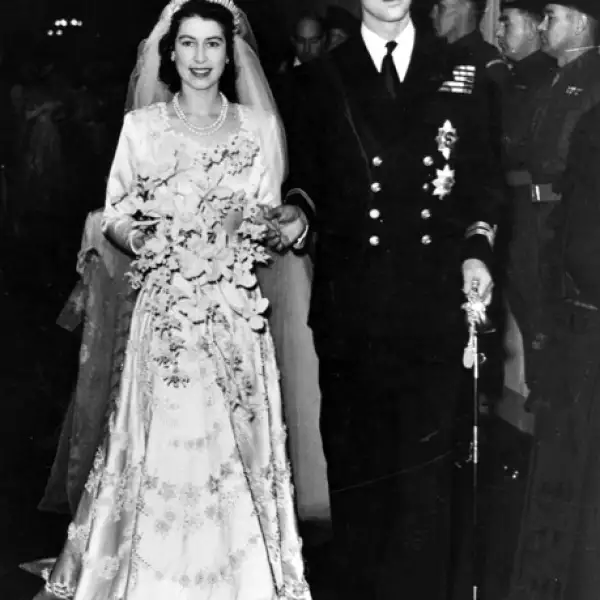 La reina Isabel II sólo tenía 21 años cuando se casó con el príncipe Felipe en 1946. Su conjunto nupcial estuvo confeccionado con satín, hilos de plata y 10 mil perlas importadas.