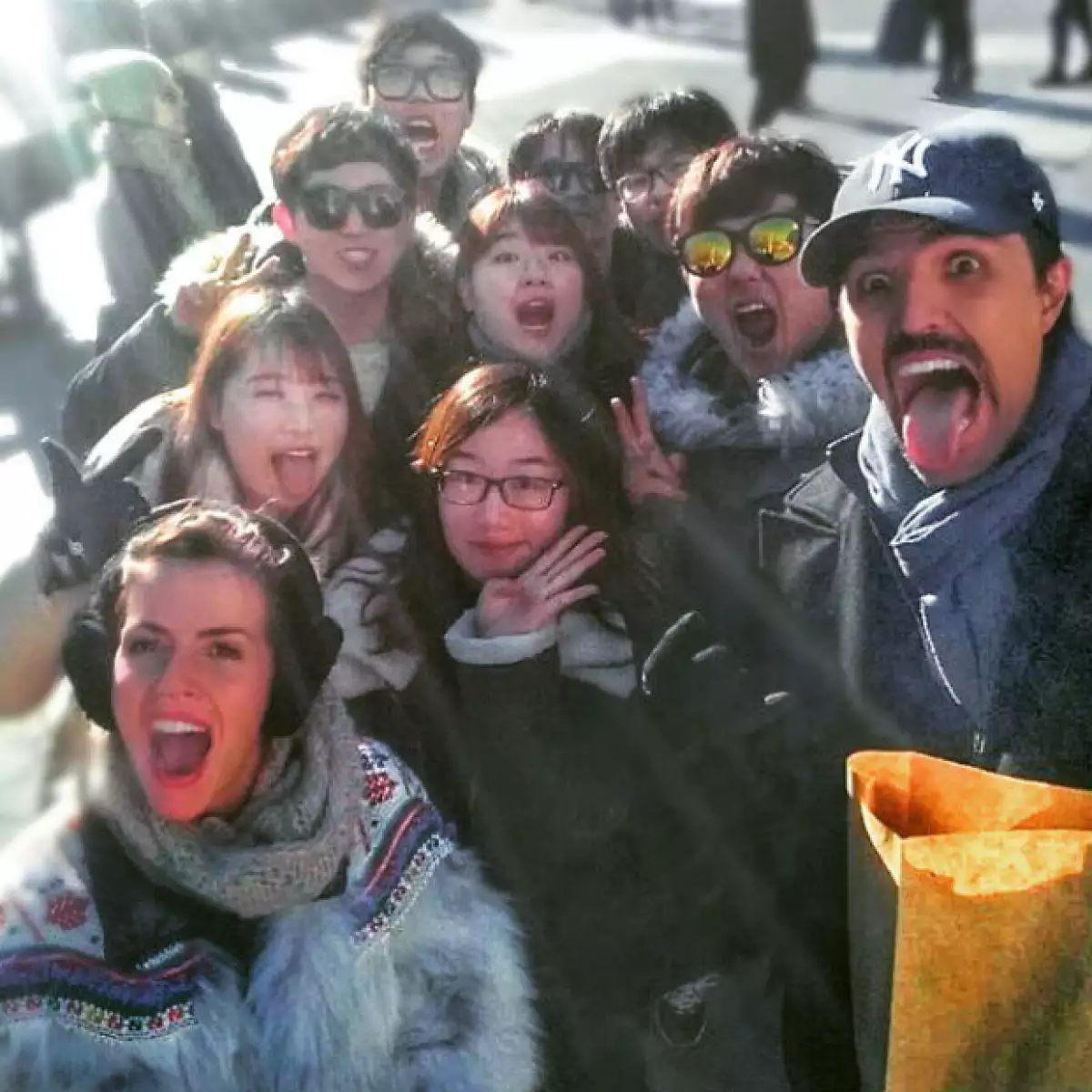 Claudia y Billy con sus nuevos amigos directo desde Japón.