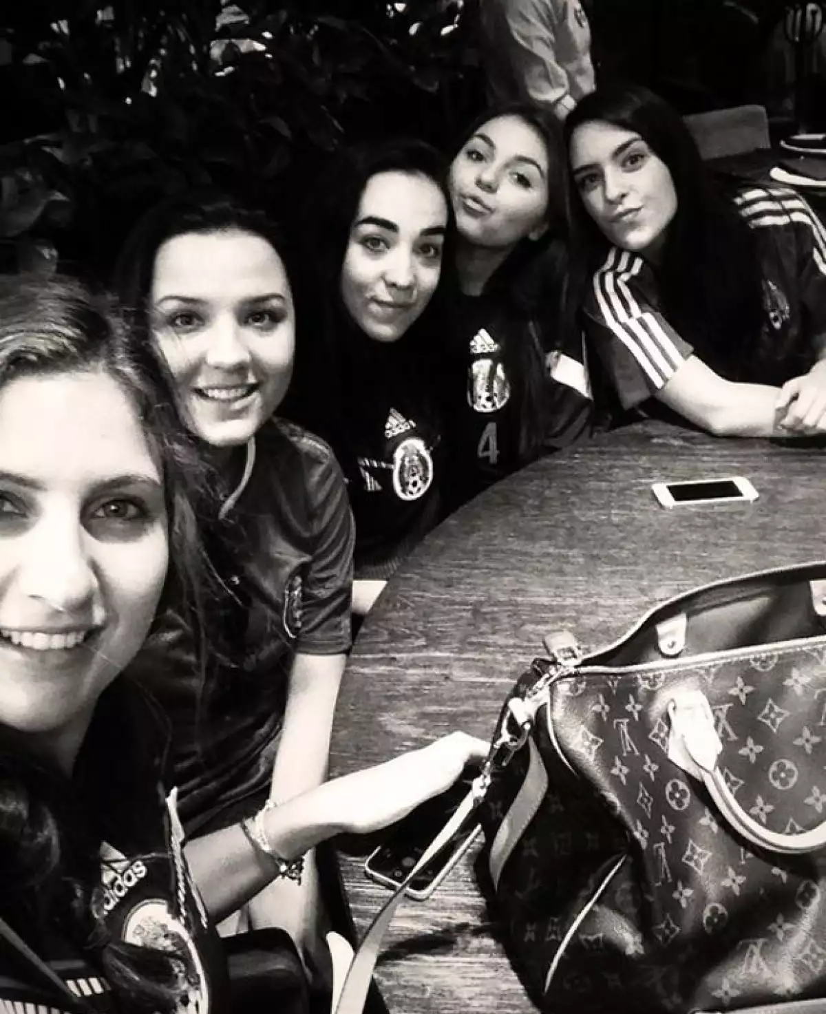 Sofía Castro se reunió con sus amigas para ver el partido.