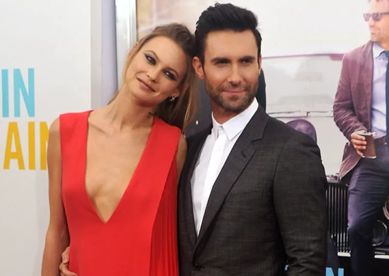 La noche del sábado el vocalista de Maroon 5 y el ángel de Victoria’s Secret Behati Prinsloo tuvieron una boda de ensueño en Cabo San Lucas entre amigos cercanos y familia.