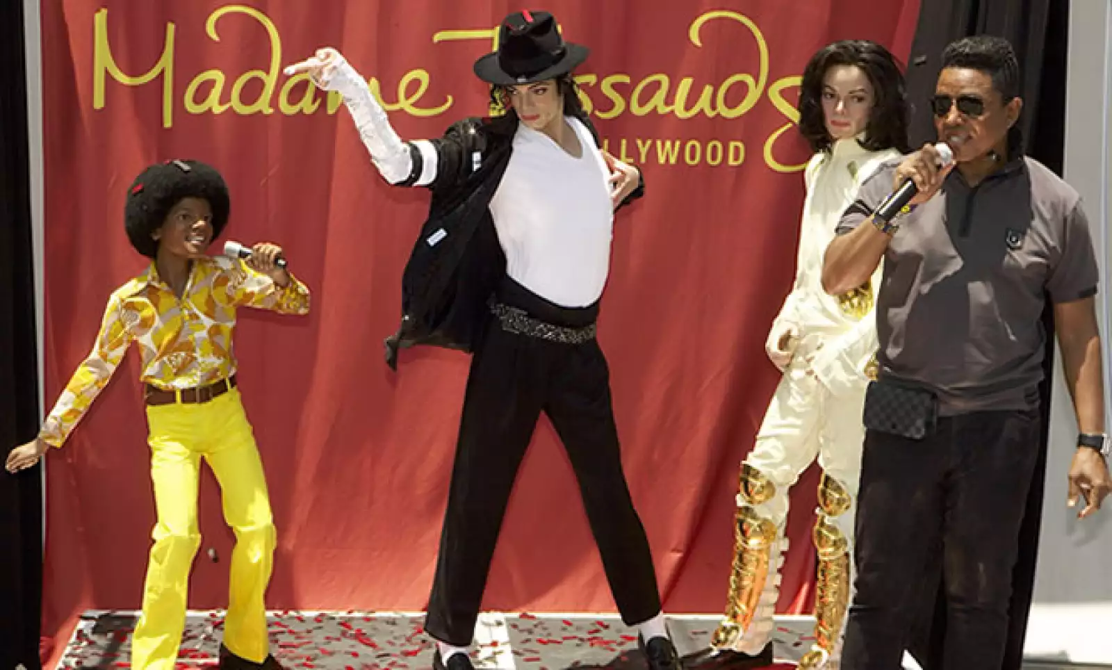 El museo de cera angelino Madame Tussauds estrenó una exhibición de tres figuras de diferentes etapas en la carrera del artista.