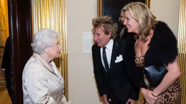Reina Isabel II, Sir Rod Stewart y Penny Lancaster
