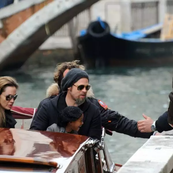 Como buen padre, Brad cuidó de cada de unos de sus hijos para bajar de la lancha que los transportaba. La pequeña Zahara estaba muy divertida.