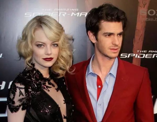 Emma Stone jamás falla, ¿qué tanto tendrá que ver el hecho de que tenga un novio lo suficientemente valiente para usar un traje de color rojo?