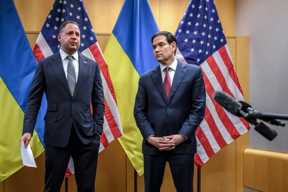 El Secretario de Estado de los Estados Unidos, Marco Rubio (R), y el Jefe de Estado Mayor de la Oficina Presidencial de Ucrania, Andriy Yermak, celebran una conferencia de prensa después de sus conversaciones a puerta cerrada sobre un plan estadounidense para poner fin a la guerra en Ucrania en la Misión de los Estados Unidos en Ginebra, el 23 de noviembre de 2025.