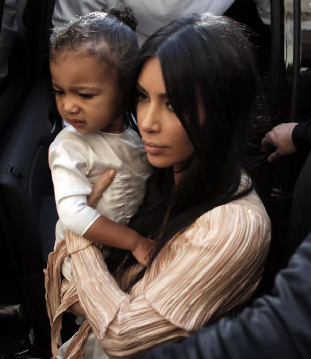 Un sacerdote reveló que aunque se sabía que habría una ceremonia de bautizo de la hija de Kim Kardashian, no sabían de quien se trataba.