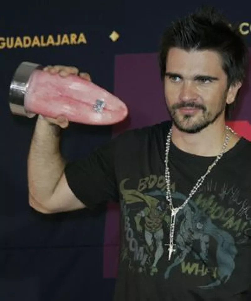 El cantante colombiano, quien estrenó en el evento su nuevo sencillo, y el grupo alemán lograron llevarse cuatro premios cada uno.