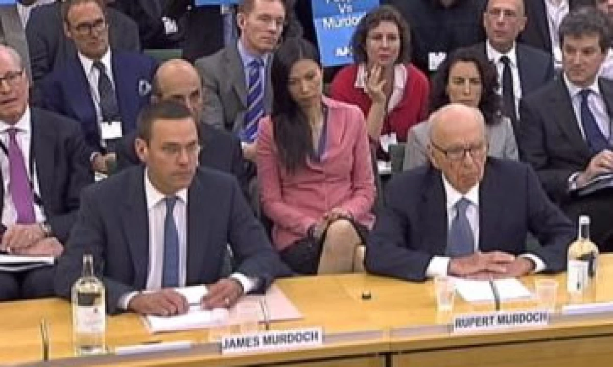 James Murdoch y su padre, Rupert Murdoch, comparecen ante el parlamento de GB. (Foto: Reuters)